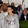Kim Kardashian et son mari Kanye West (lentilles de contact bleues) à la Soirée Costume Institute Benefit Gala 2016 (Met Ball) sur le thème de "Manus x Machina" au Metropolitan Museum of Art à New York, le 2 mai 2016.
