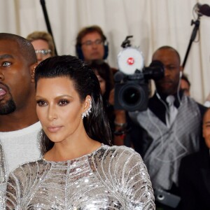 Kim Kardashian et son mari Kanye West (lentilles de contact bleues) à la Soirée Costume Institute Benefit Gala 2016 (Met Ball) sur le thème de "Manus x Machina" au Metropolitan Museum of Art à New York, le 2 mai 2016.