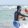 Le footballeur Bacary Sagna profite d'une belle journée ensoleillée sur la plage de Miami. Le 17 juillet 2016.