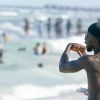 Le footballeur Bacary Sagna profite d'une belle journée ensoleillée sur la plage de Miami. Le 17 juillet 2016.