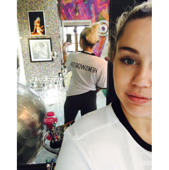 Miley Cyrus arbore un Tee-shirt avec le nom de son chéri Liam Hemsworth écrit dans le dos, photo publiée sur Instagran en juin 2016