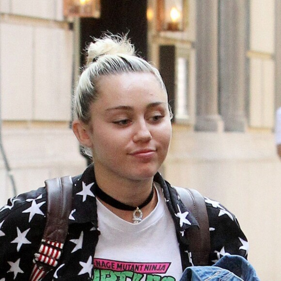 Miley Cyrus quitte les bureaux de Woody Allen à New York le 15 juin 2016.