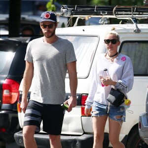 Liam Hemsworth et sa petite-amie Miley Cyrus vont prendre le petit-déjeuner à Byron Bay en Australie, le 28 avril 2016.