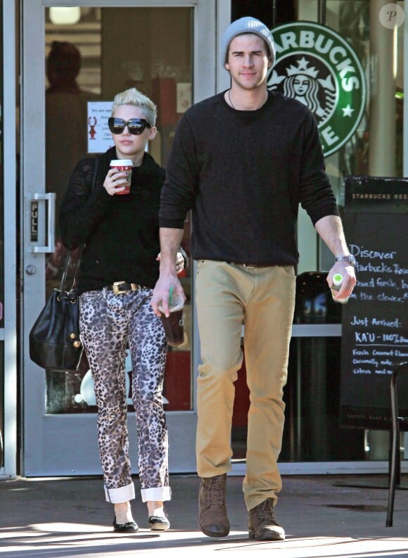 Exclusif - Miley Cyrus et son petit ami Liam Hemsworth ont achete des boissons au Starbucks a Los Angeles Le 22 decembre 2012
