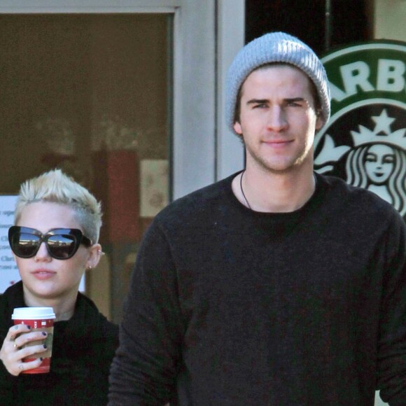 Exclusif - Miley Cyrus et son petit ami Liam Hemsworth ont achete des boissons au Starbucks a Los Angeles Le 22 decembre 2012