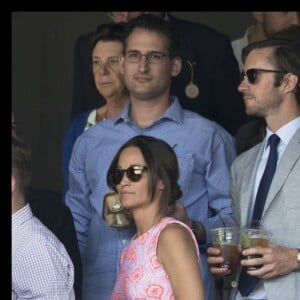 Pippa Middleton et son compagnon James Matthews dans les tribunes du tournoi de Wimbledon le 6 juillet 2016. © Stephen Lock/i-Images via ZUMA Wire / Bestimage