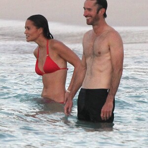 Exclusif - Pippa Middleton en vacances avec James Matthews à Saint-Barthélemy sur la plage de l'Eden Rock le 22 août 2015