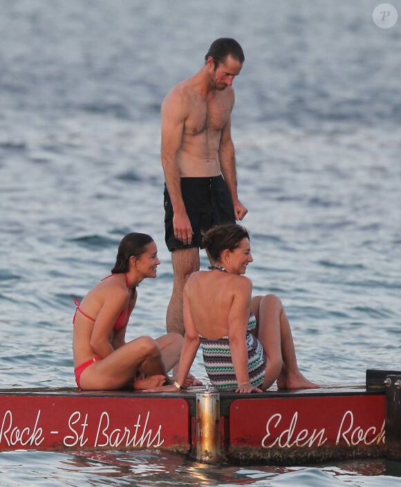 Exclusif - Pippa Middleton en vacances avec son boyfriend James Matthews, son frère James Middleton et sa mère Carole Middleton à Saint-Barthélemy sur la plage de l'Eden Rock le 22 août 2015