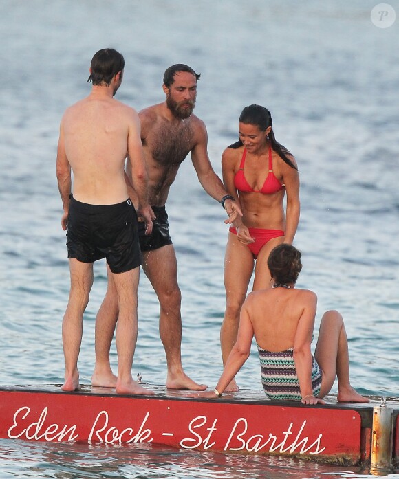 Exclusif - Pippa Middleton en vacances avec son boyfriend James Matthews, son frère James Middleton et sa mère Carole Middleton à Saint-Barthélemy sur la plage de l'Eden Rock le 22 août 2015