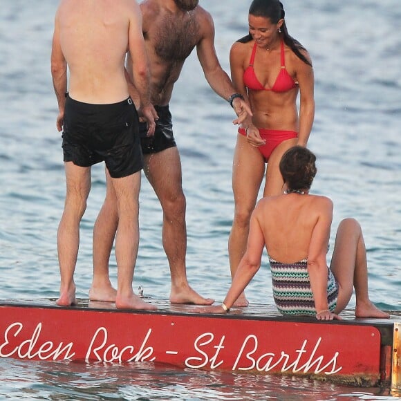 Exclusif - Pippa Middleton en vacances avec son boyfriend James Matthews, son frère James Middleton et sa mère Carole Middleton à Saint-Barthélemy sur la plage de l'Eden Rock le 22 août 2015