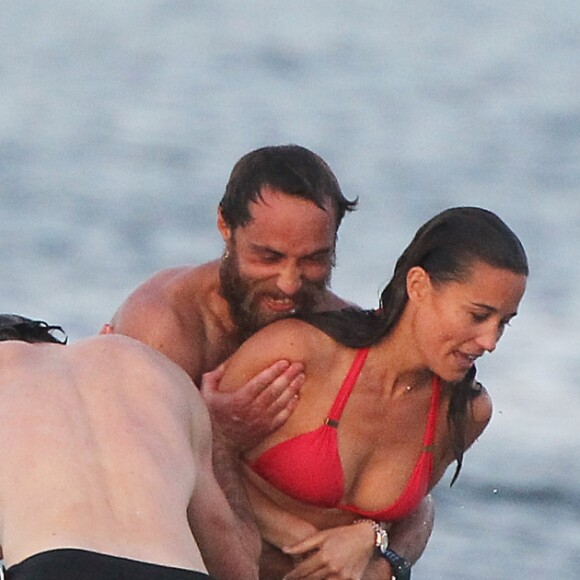 Exclusif - Pippa Middleton en vacances avec son boyfriend James Matthews, son frère James Middleton et sa mère Carole Middleton à Saint-Barthélemy sur la plage de l'Eden Rock le 22 août 2015