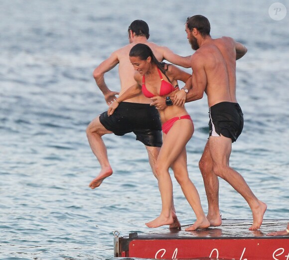 Exclusif - Pippa Middleton en vacances avec James Matthews à Saint-Barthélemy sur la plage de l'Eden Rock le 22 août 2015
