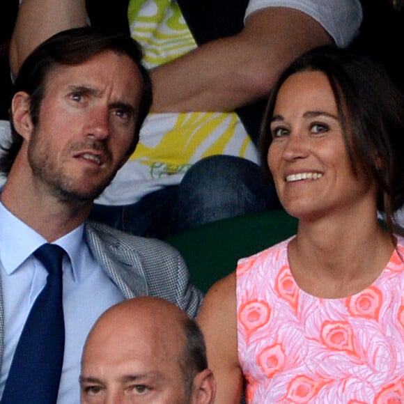 Pippa Middleton et James Matthews à Wimbledon le 6 juillet 2016. Le couple s'est fiancé dix jours plus tard, le 16 juillet ; James, 40 ans, a fait sa demande lors d'une promenade dans le parc national Lake District.