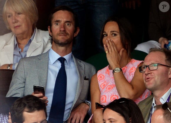 Pippa Middleton et James Matthews à Wimbledon le 6 juillet 2016. Le couple s'est fiancé dix jours plus tard, le 16 juillet ; James, 40 ans, a fait sa demande lors d'une promenade dans le parc national Lake District.
