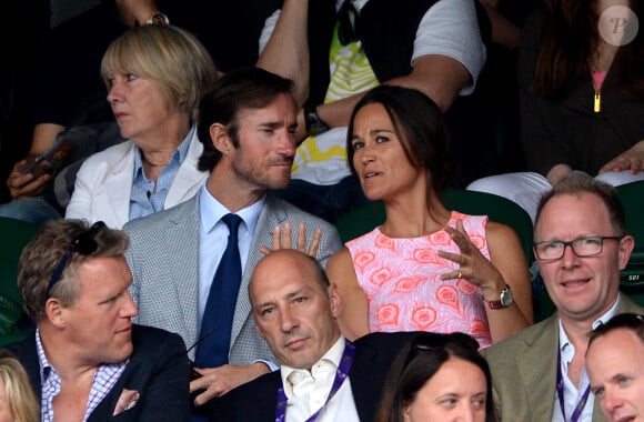 Pippa Middleton et James Matthews à Wimbledon le 6 juillet 2016. Le couple s'est fiancé dix jours plus tard, le 16 juillet ; James, 40 ans, a fait sa demande lors d'une promenade dans le parc national Lake District.