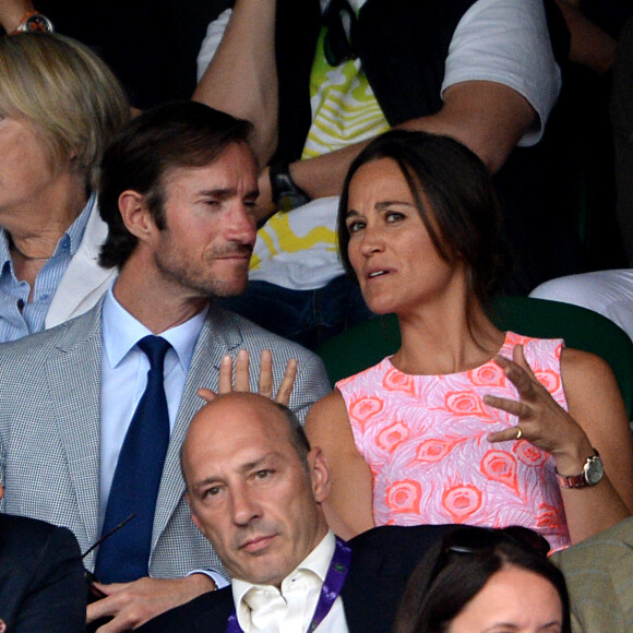 Pippa Middleton et James Matthews à Wimbledon le 6 juillet 2016. Le couple s'est fiancé dix jours plus tard, le 16 juillet ; James, 40 ans, a fait sa demande lors d'une promenade dans le parc national Lake District.