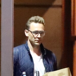 Tom Hiddleston est allé acheter un repas à emporter avec une bouteille de vin et de l'eau pour lui et sa compagne Taylor Swift à Sydney le 17 juillet 2016.