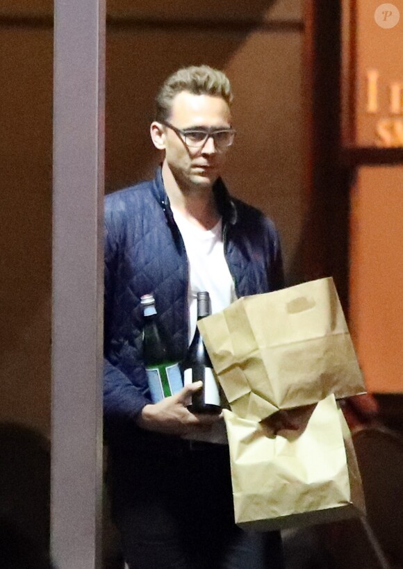 Tom Hiddleston est allé acheter un repas à emporter avec une bouteille de vin et de l'eau pour lui et sa compagne Taylor Swift à Sydney le 17 juillet 2016.
