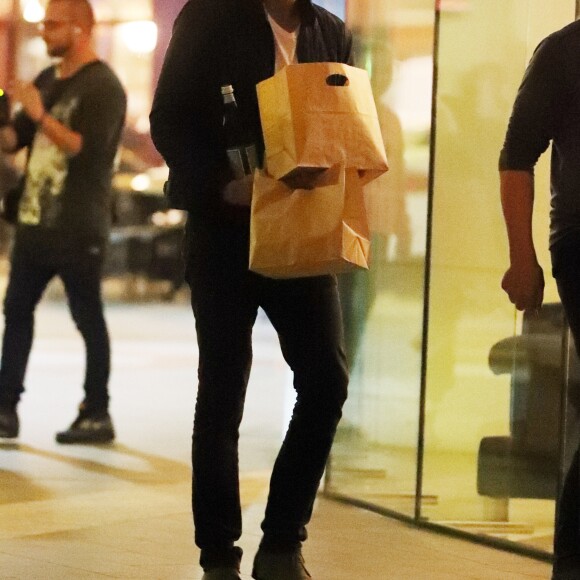Tom Hiddleston est allé acheter un repas à emporter avec une bouteille de vin et de l'eau pour lui et sa compagne Taylor Swift à Sydney le 17 juillet 2016.