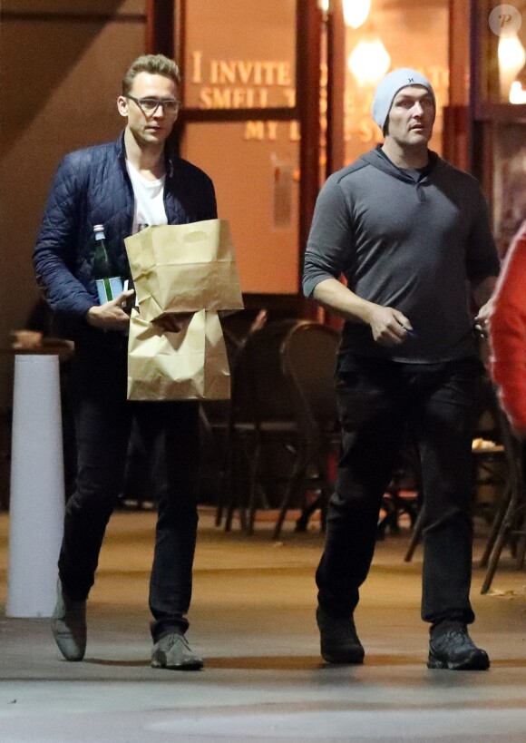 Tom Hiddleston est allé acheter un repas à emporter avec une bouteille de vin et de l'eau pour lui et sa compagne Taylor Swift à Sydney le 17 juillet 2016.