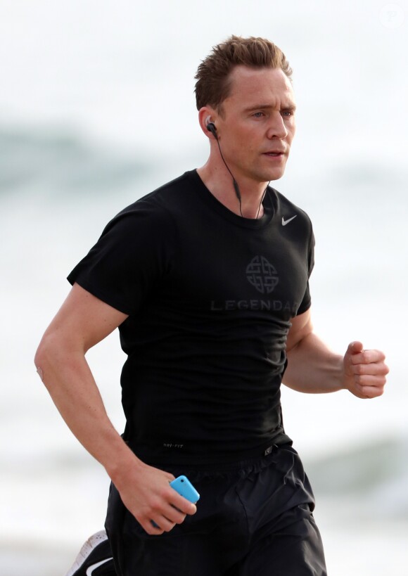 Tom Hiddleston, le compagnon de Taylor Swift fait son jogging sur la plage à Broadbeach, le 14 juillet 2016.
