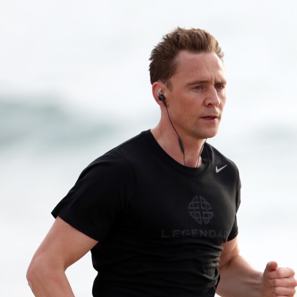 Tom Hiddleston, le compagnon de Taylor Swift fait son jogging sur la plage à Broadbeach, le 14 juillet 2016.