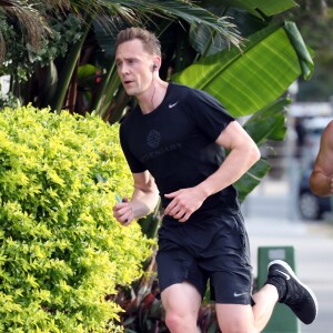 Tom Hiddleston, le compagnon de Taylor Swift fait son jogging sur la plage à Broadbeach, le 14 juillet 2016.