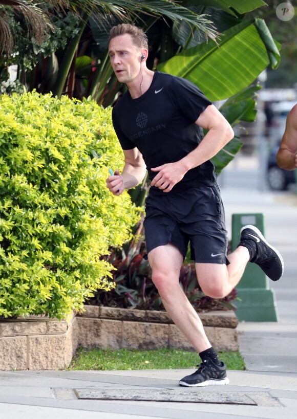Tom Hiddleston, le compagnon de Taylor Swift fait son jogging sur la plage à Broadbeach, le 14 juillet 2016.