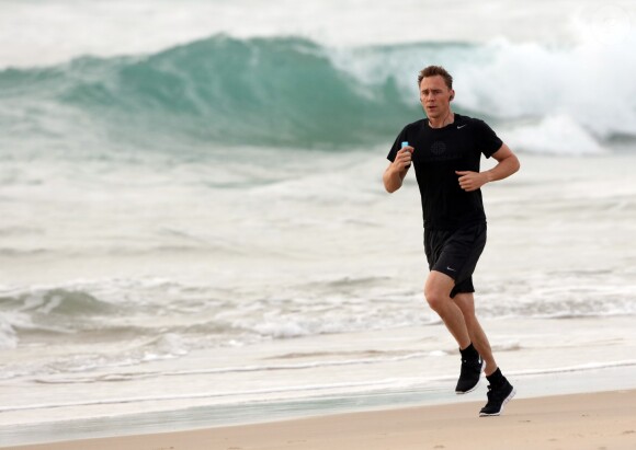 Tom Hiddleston, le compagnon de Taylor Swift fait son jogging sur la plage à Broadbeach, le 14 juillet 2016.