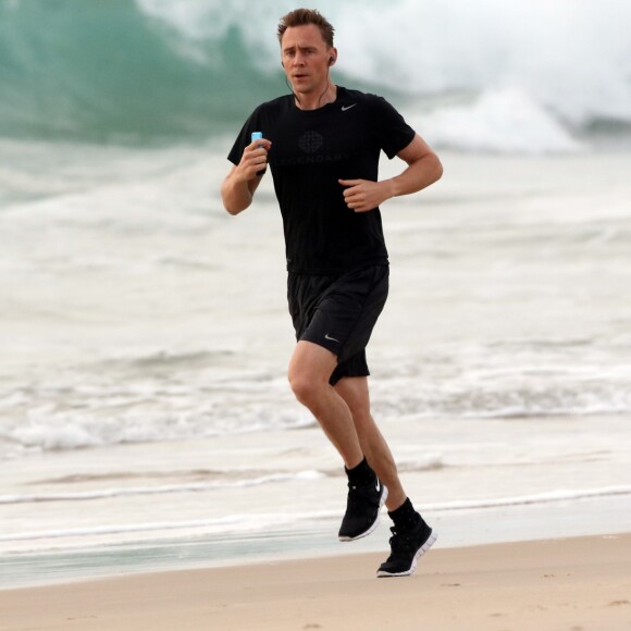 Tom Hiddleston, le compagnon de Taylor Swift fait son jogging sur la plage à Broadbeach, le 14 juillet 2016.