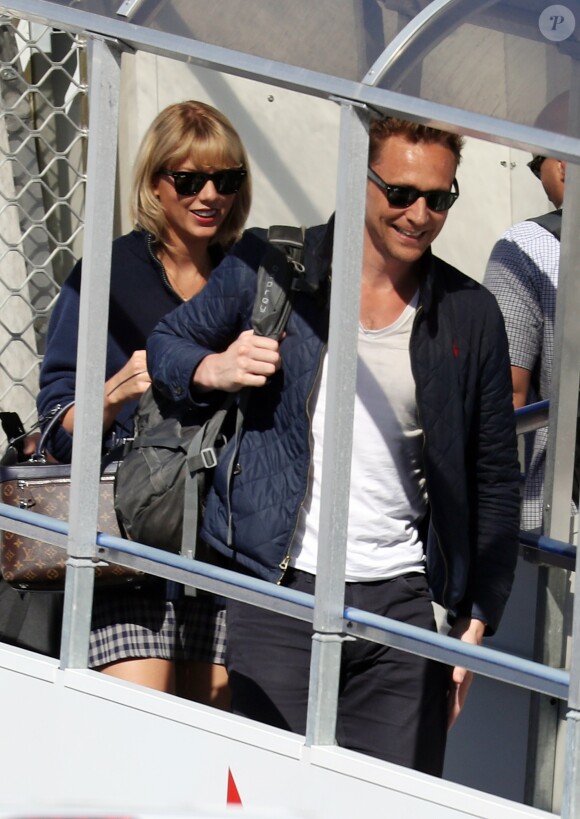 Taylor Swift et son compagnon Tom Hiddleston arrivent à l'aéroport de Sydney, Australie, le 8 juillet 2016. Tom est en Australie pour le tournage du film Thor
