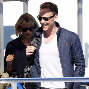 Taylor Swift et son compagnon Tom Hiddleston arrivent à l'aéroport de Sydney, Australie, le 8 juillet 2016. Tom est en Australie pour le tournage du film Thor.