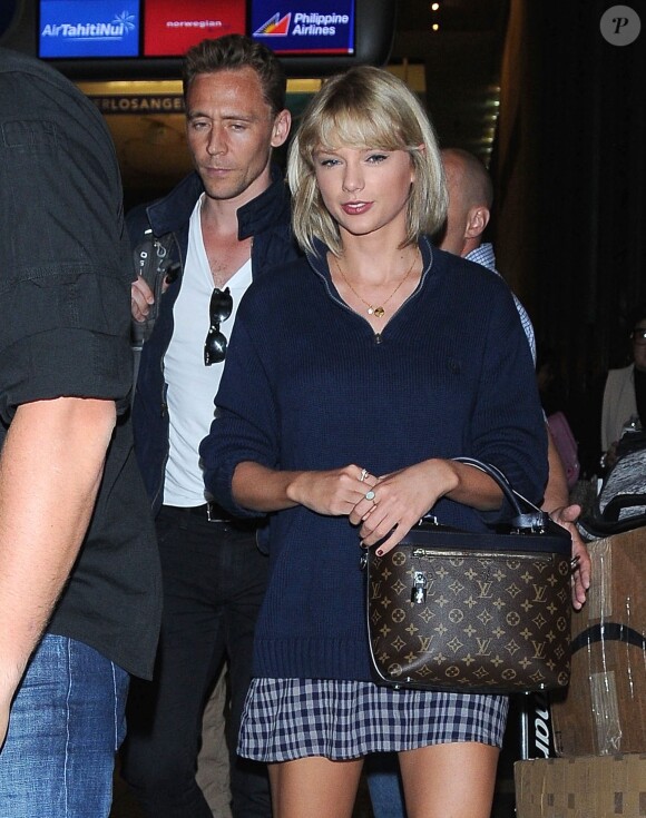 Taylor Swift et son compagnon Tom Hiddleston arrivent à l'aéroport de LAX à Los Angeles, le 6 juillet 2016