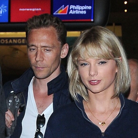 Taylor Swift et son compagnon Tom Hiddleston arrivent à l'aéroport de LAX à Los Angeles, le 6 juillet 2016