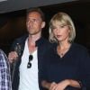 Taylor Swift et son compagnon Tom Hiddleston arrivent à l'aéroport de LAX à Los Angeles, le 6 juillet 2016