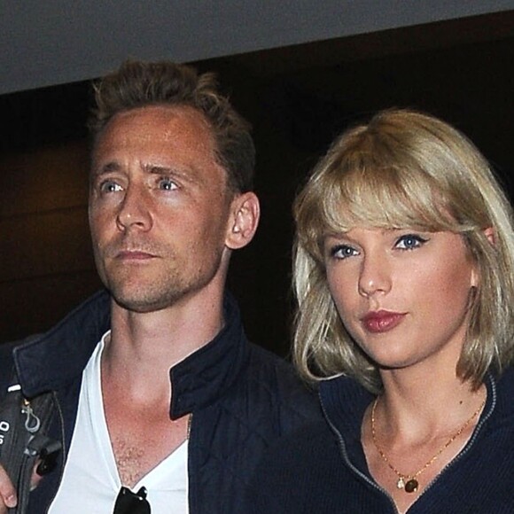 Taylor Swift et son compagnon Tom Hiddleston arrivent à l'aéroport de LAX à Los Angeles, le 6 juillet 2016