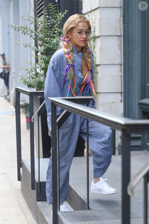 Rita Ora se promène en combinaison jean et sans soutien gorge dans les rues de New York, le 17 juillet 2016