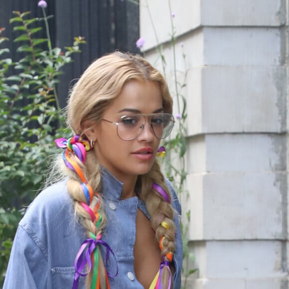 Rita Ora se promène en combinaison jean et sans soutien gorge dans les rues de New York, le 17 juillet 2016
