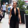 Rita Ora vêtue d'une combinaison pantalon en voile noir à la sortie d’un immeuble à New York, le 15 juillet 2016
