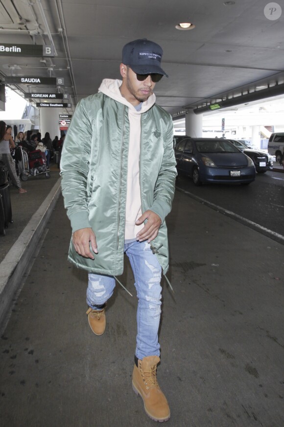 Le pilote de F1 Lewis Hamilton arrive à l'aéroport Lax de Los Angeles le 27 juin 2016.
