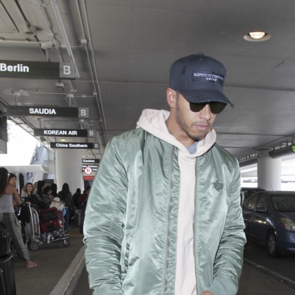 Le pilote de F1 Lewis Hamilton arrive à l'aéroport Lax de Los Angeles le 27 juin 2016.