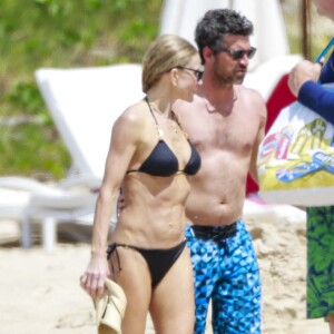 Patrick Dempsey et sa femme Jillian se baignent avec leurs enfants Talula Fyfe, Darby et Sullivan lors de leurs vacances à Saint-Barthélemy, le 21 février 2016.