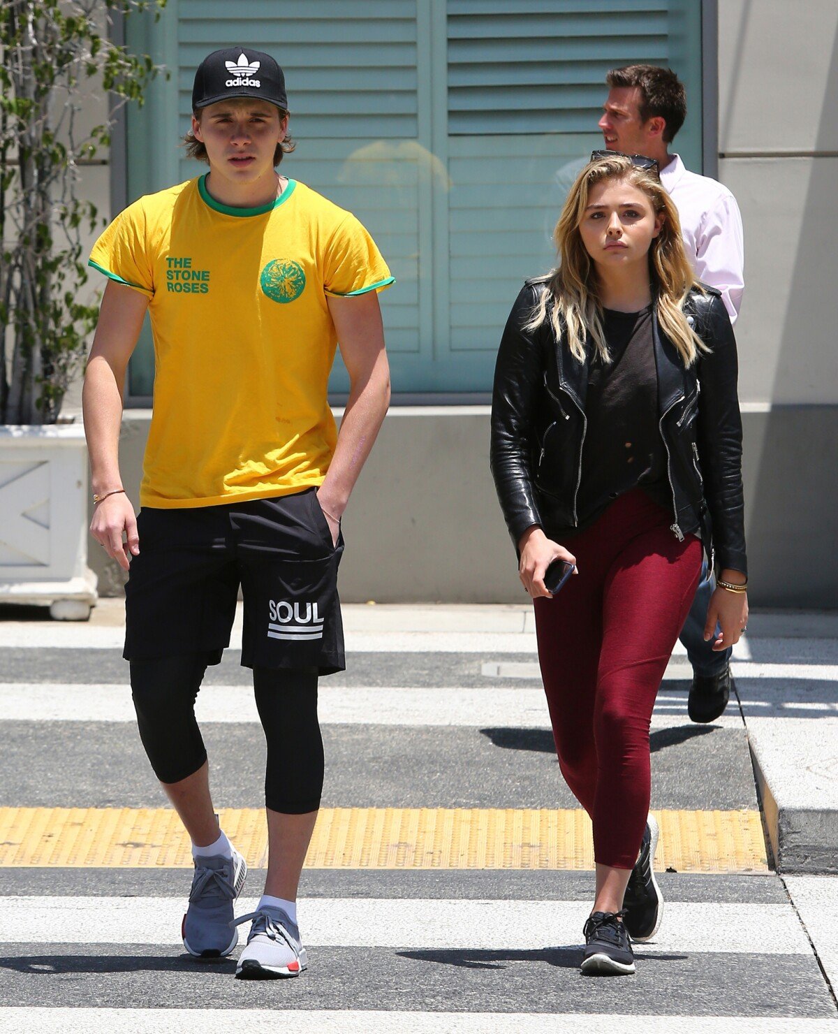 Photo : Chloë Grace Moretz et son compagnon Brooklyn Beckham se promènent  main dans la main dans les rues de Beverly Hills. Les amoureux sont allés  dans un centre dermatologique et ont