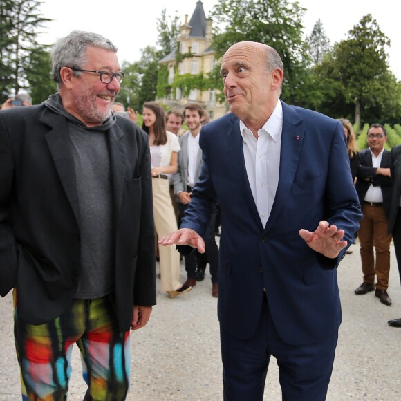 Philippe Starck et Alain Juppé - Inauguration du nouveau chai du Château Les Carmes Haut-Brion dessiné par Philippe Starck et Luc Arsène à Bordeaux le 24 juin 2016. Le domaine, qui produit des crus de Pessac-Léognan, est la propriété du groupe immobilier Pichet. © Patrick Bernard / Quentin Salinier / Bestimage