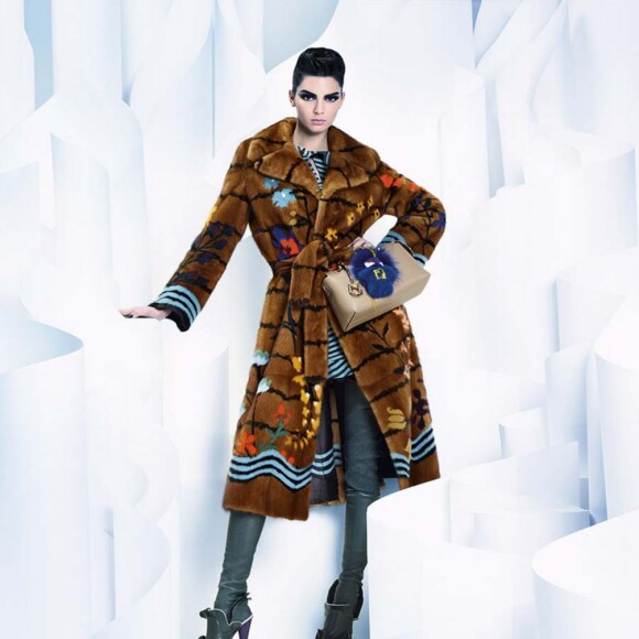 Kendall Jenner figure sur la campagne automne-hiver 2016/1017 de Fendi. Photo par Karl Lagerfeld.