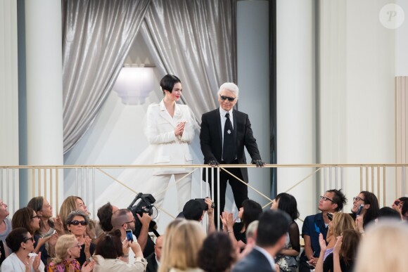 Kendall Jenner et Karl Lagerfeld lors du défilé de mode "Chanel", collection Haute-Couture automne-hiver 2015/2016 au Grand Palais à Paris, le 7 juillet 2015.
