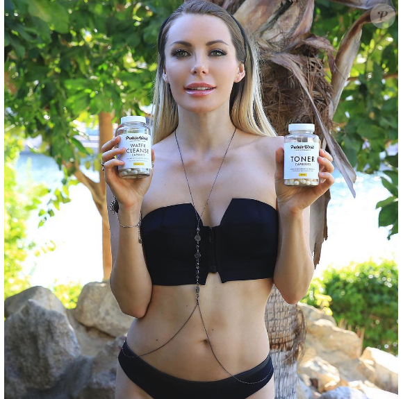 Crystal Hefner, la femme du patron de Playboy, s'est fait retirer ses implants mammaires. Elle prend la pose au naturel. Photo publiée sur Instagram, le 19 juillet 2016