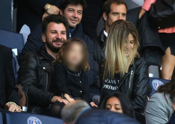 Michaël Youn, sa compagne Isabelle Funaro et leur fille Seven, Sébstien Grosjean et Richard Gasquet - People au match de football PSG-Nantes (4 à 0) au Parc des Princes le 14 mai 2016