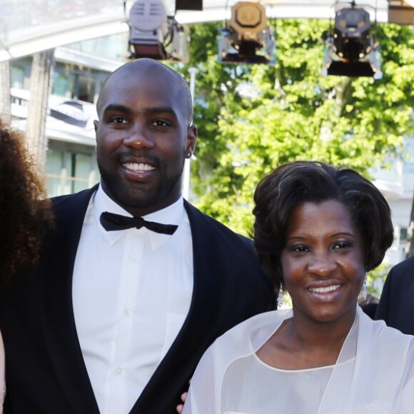 Teddy Riner, sa compagne Luthna, son père Moïse, sa mère Marie-Pierre et son frère Moïse Junior Riner - Montée des marches du film "Elle" lors du 69ème Festival du Film de Cannes. Le 21 mai 2016. © Olivier Borde-Cyril Moreau/Bestimage