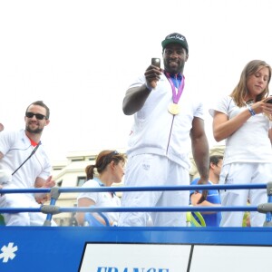 Teddy Riner et l'équipe de France olympique à son retour des Jeux de Londres - Sur les Champs-Elysées à Paris, le 13 août 2012.